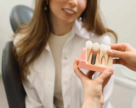 Rådgör med en tandläkare angående tandimplantat